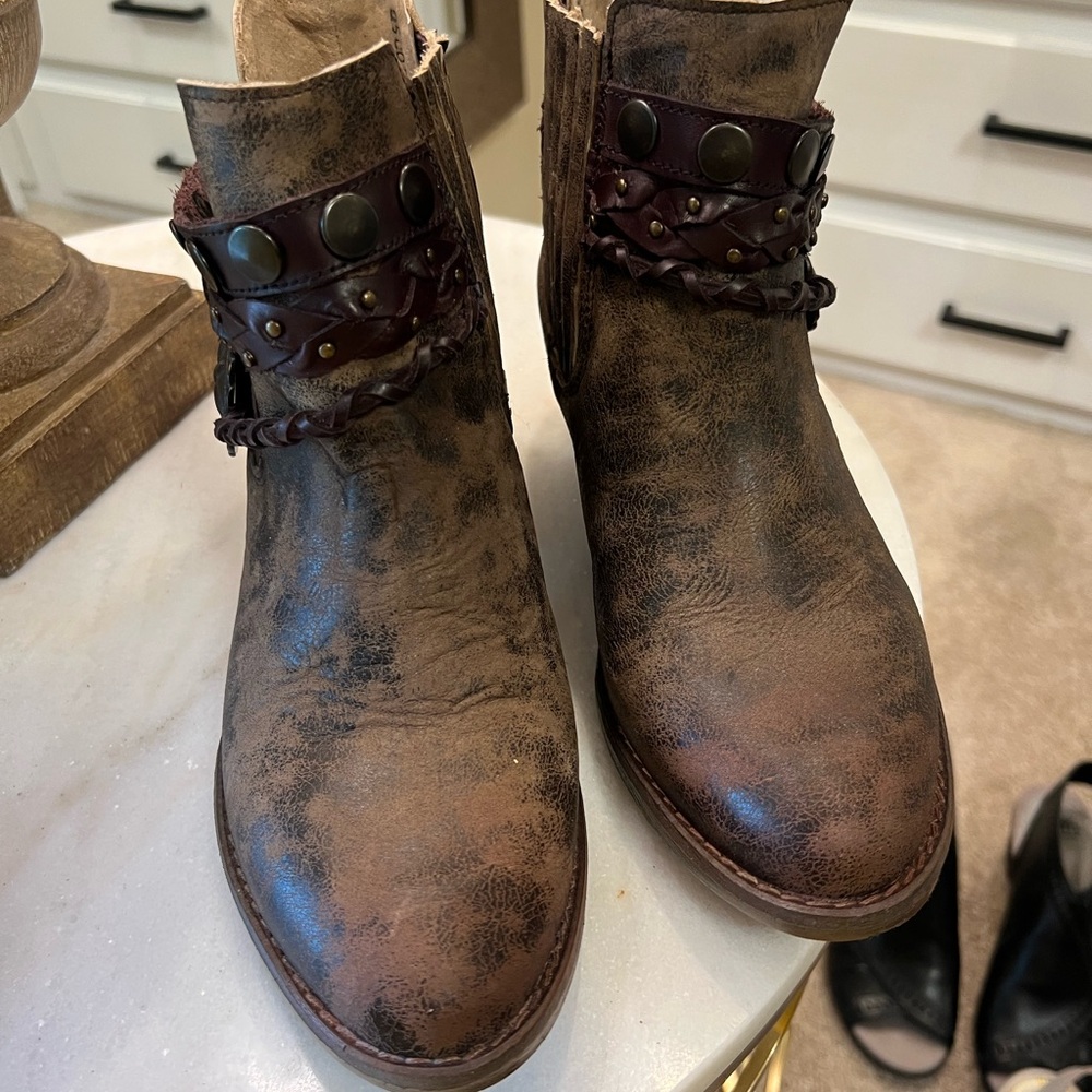 Circle G Distressed Brown Ankle Boots with Accents New Never Worn